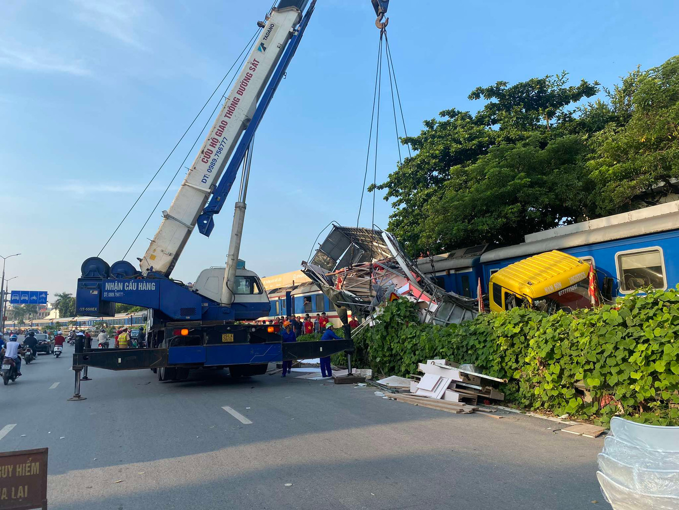 Xe cẩu được huy động di chuyển ô tô tải ra khỏi khu vực đường ray. Xe cẩu được huy động di chuyển ô tô tải ra khỏi khu vực đường ray.