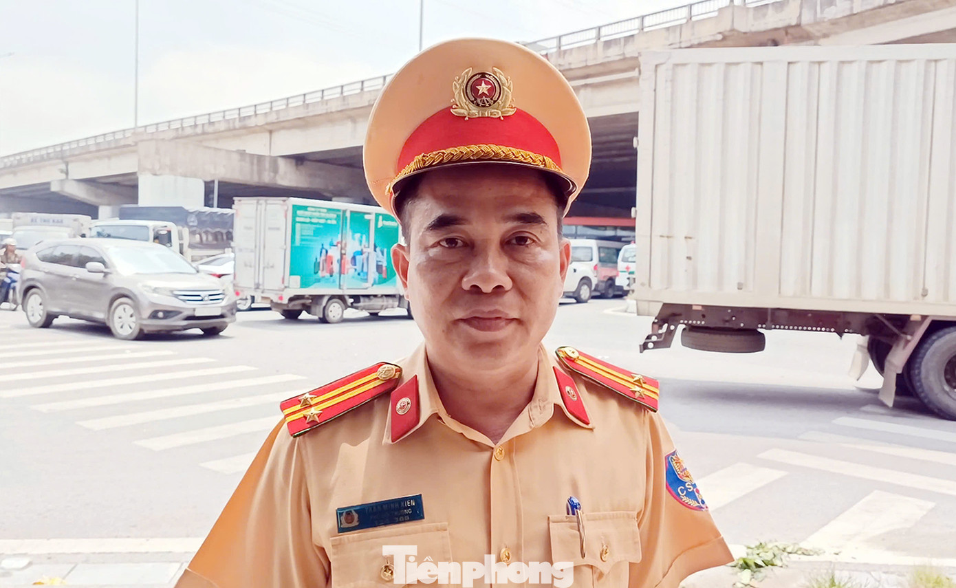 "Trong quá trình làm nhiệm vụ tổ công tác gặp nhiều khó khăn như tài xế xe ôm là người dân sinh sống xung quanh khu vực, khi thấy lực lượng chức năng có mặt là họ tránh né, sau đó quay trở lại đón, trả khách khi tổ công tác đi qua. Tuy nhiên, thời gian qua đơn vị đã lên kế hoạch, thay đổi biện pháp tuần tra, kiểm soát nhằm xử lý triệt để việc này" - trung tá Kiên cho biết.