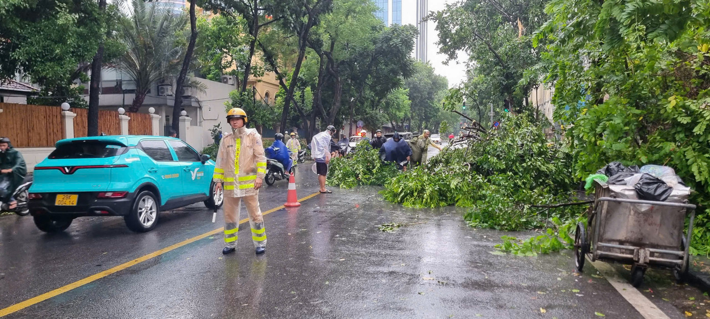Trên khắp các tuyến đường, lực lượng CSGT có mặt phân luồng, điều tiết giao thông qua khu vực cây đổ, ngập nước...