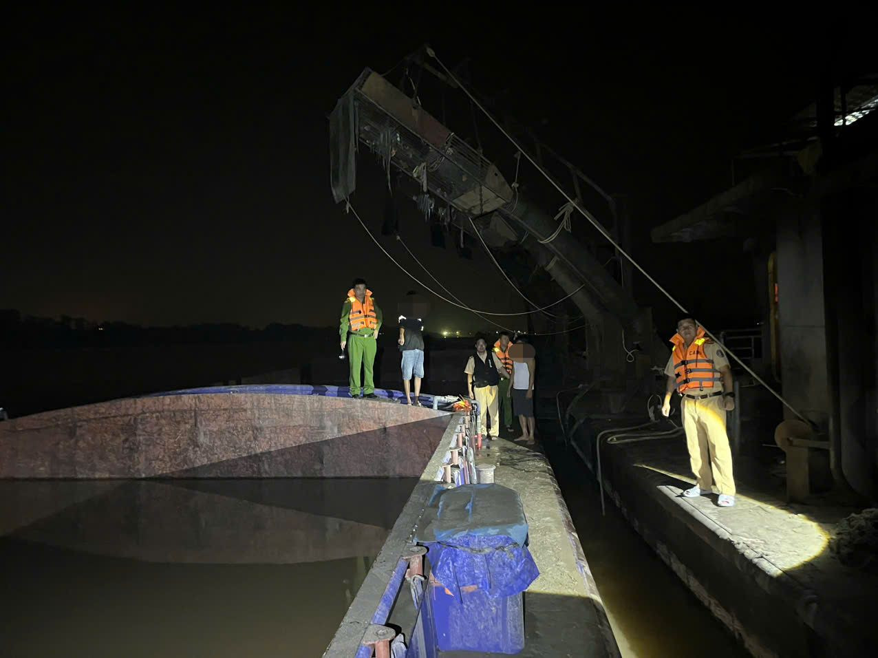 Tổ công tác kiểm tra, bắt giữ tàu hút cát trái phép trên sông Hồng. Tổ công tác kiểm tra, bắt giữ tàu hút cát trái phép trên sông Hồng.