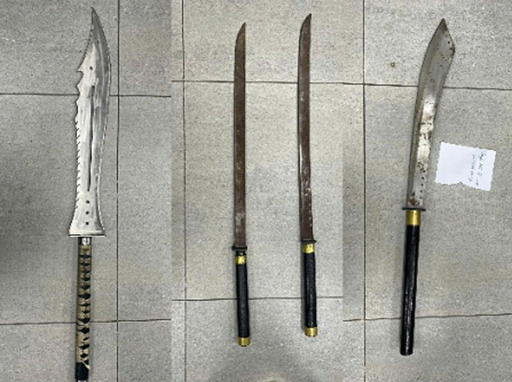 Đao, kiếm cơ quan công an thu giữ. Đao, kiếm cơ quan công an thu giữ.