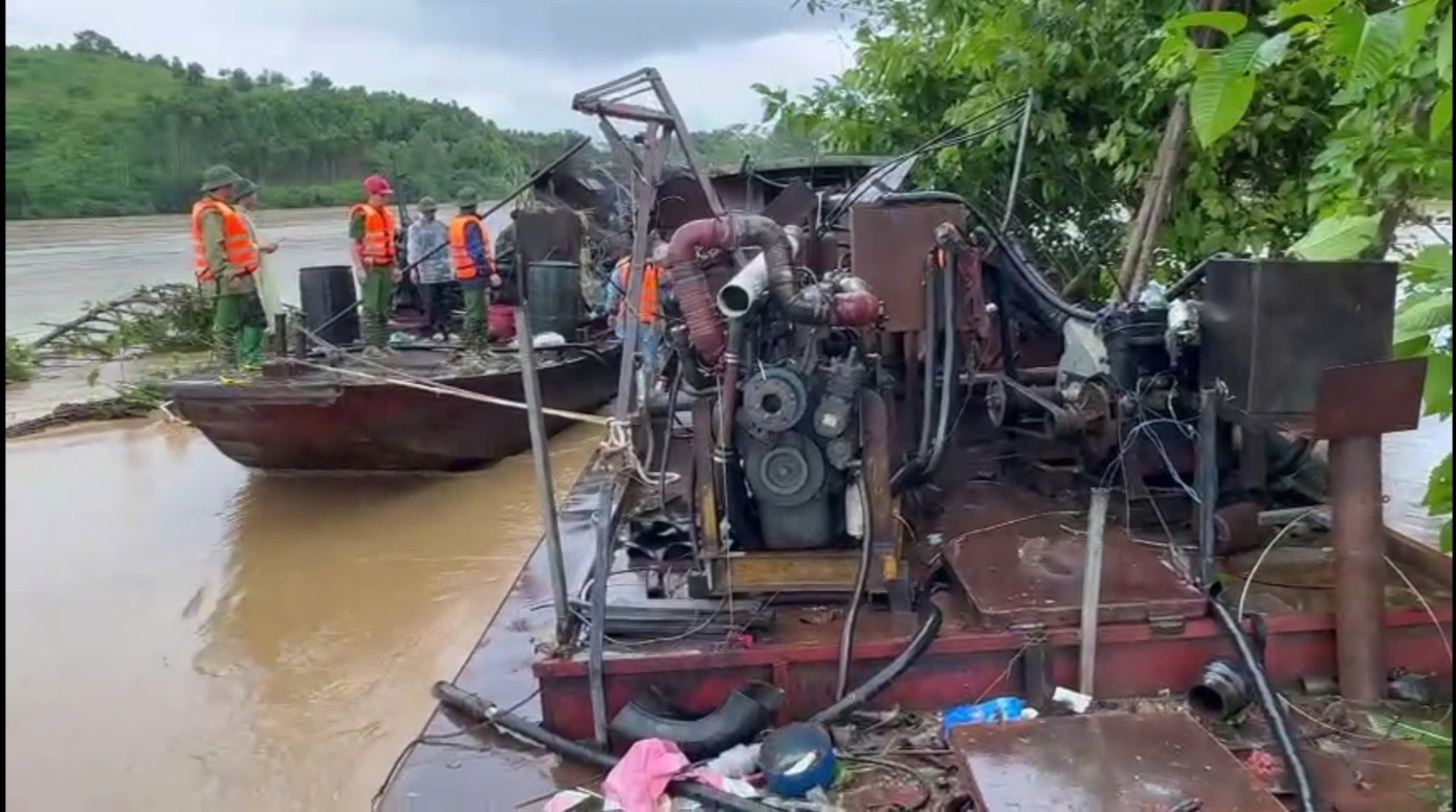 Hai tàu được neo đậu.