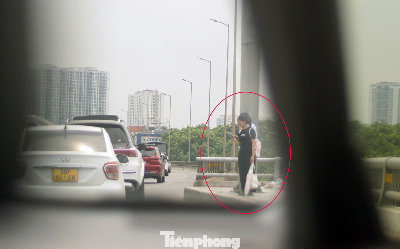 Cán bộ CSGT phát hiện nhiều người dân bất chấp nguy hiểm đi bộ lên khu vực đường Vành đai 3 trên cao để đợi xe ô tô. Ngoài việc xử lý tình trạng xe ôm, xe máy đi vào đường cấm, tổ công tác quyết liệt xử lý xe khách dừng, đỗ, đón trả khách trên các tuyến đường này.