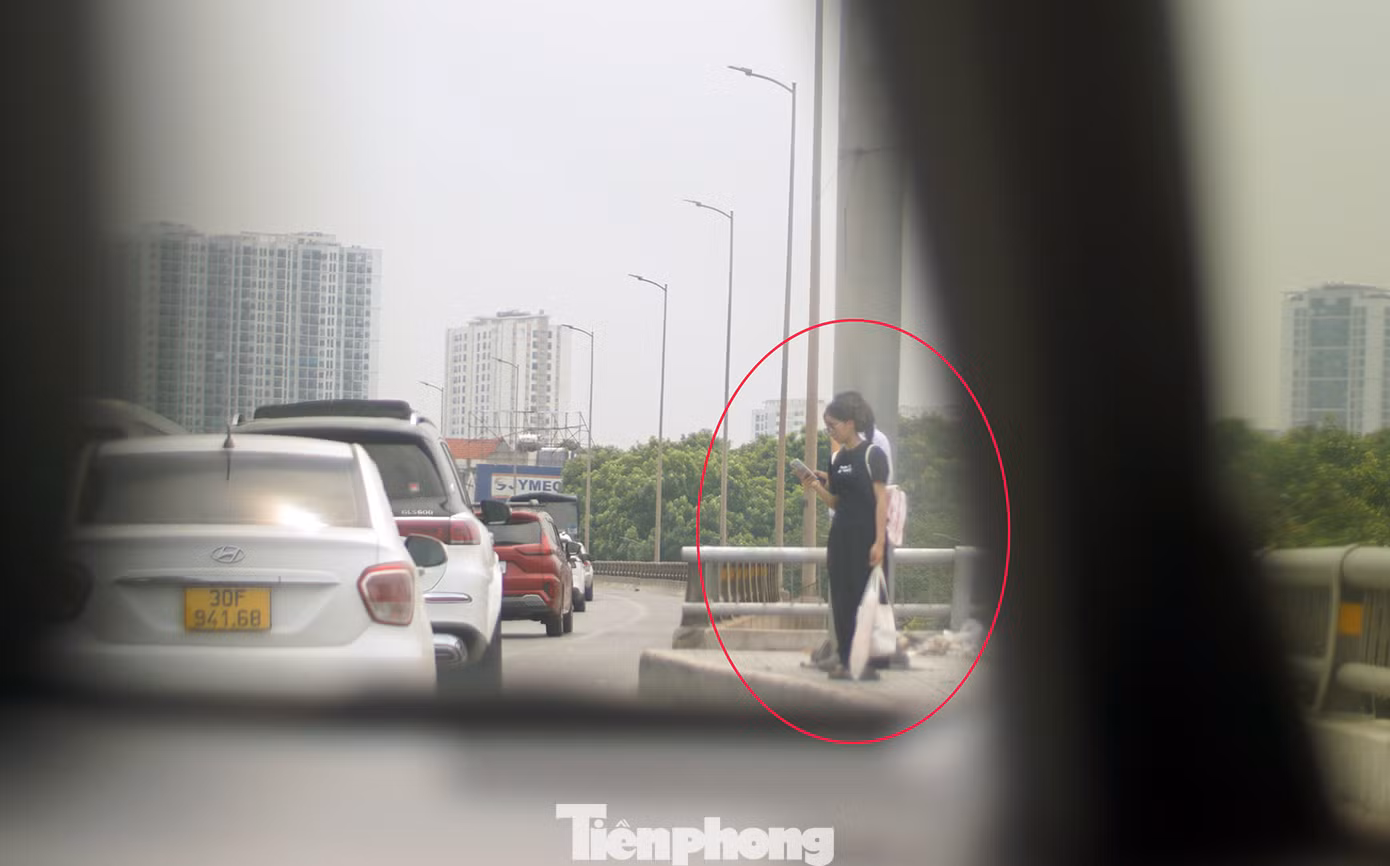 Cán bộ CSGT phát hiện nhiều người dân bất chấp nguy hiểm đi bộ lên khu vực đường Vành đai 3 trên cao để đợi xe ô tô. Ngoài việc xử lý tình trạng xe ôm, xe máy đi vào đường cấm, tổ công tác quyết liệt xử lý xe khách dừng, đỗ, đón trả khách trên các tuyến đường này.