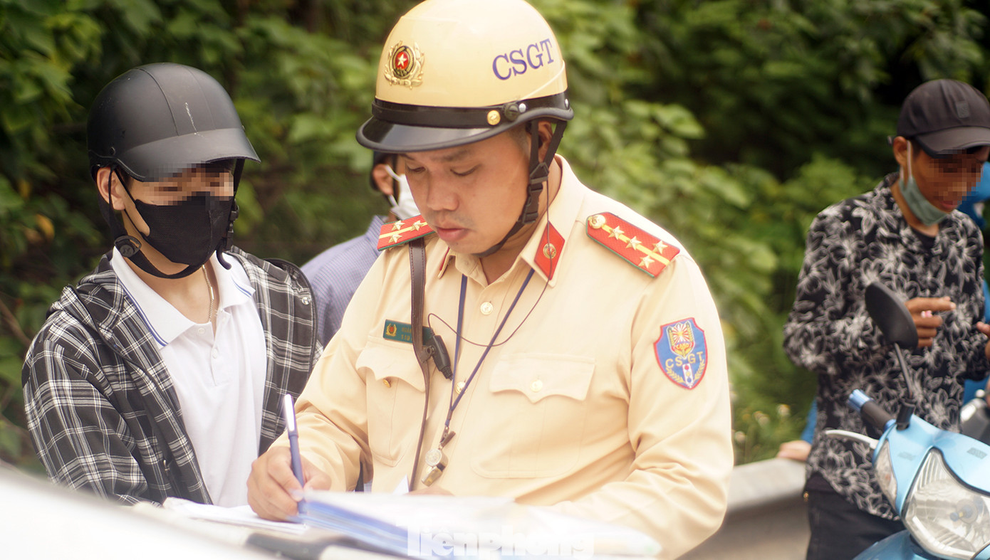 Tài xế có thể xuất trình giấy tờ qua VNeID thay cho giấy tờ bản gốc như trước đây. Ảnh: Thanh Hà Tài xế có thể xuất trình giấy tờ qua VNeID thay cho giấy tờ bản gốc như trước đây. Ảnh: Thanh Hà