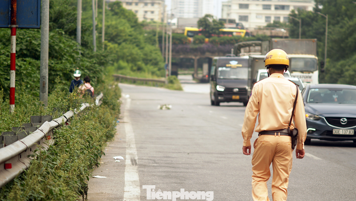 Trung tá Trần Minh Kiên - Đội phó Đội CSGT đường bộ số 14 cho biết, đơn vị thường xuyên bố trí các tổ công tác tuần tra, kiểm soát trên tuyến Vành đai 3 trên cao, đường dẫn lên Vành đai 3 trên cao, lối vào cao tốc Pháp Vân - Cầu Giẽ... nhằm tuyên truyền, xử lý dứt điểm tình trạng xe máy đi vào đường cấm, đặc biệt là tài xế xe ôm đón trả khách tại đây.