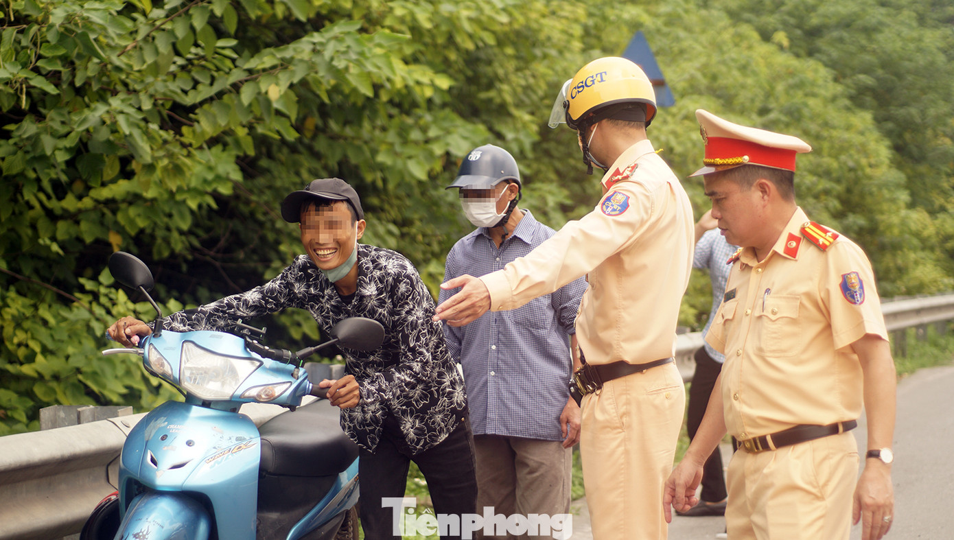 Bất chấp nguy hiểm, nhiều tài xế xe máy đi vào cao tốc dành cho ô tô chạy với tốc độ cao.