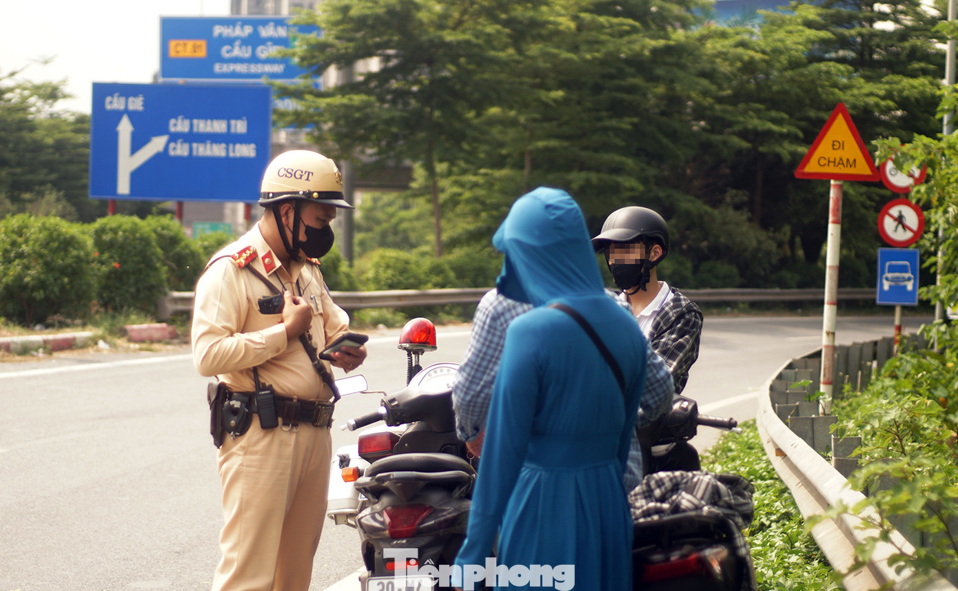 Nhằm ngăn chặn, xử lý tình trạng người điều khiển xe máy đi vào các tuyến cao tốc trên địa bàn thành phố Hà Nội, sáng 6/9, nhiều tổ công tác Đội CSGT đường bộ số 14, Phòng CSGT Công an TP Hà Nội triển khai tuần tra, kiểm soát trên các tuyến đường Vành đai 3 trên cao, lối vào cao tốc Pháp Vân - Cầu Giẽ...