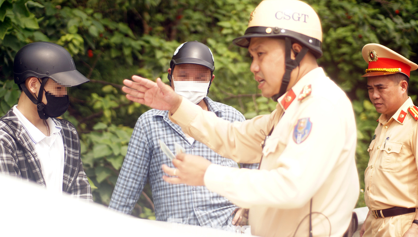 Cán bộ CSGT giải thích cho tài xế xe máy biết lỗi vi phạm. Hành vi đi xe máy vào cao tốc không chỉ ảnh hưởng đến chính bản thân người tài xế mà còn gây nguy hiểm cho các phương tiện khác đang di chuyển.