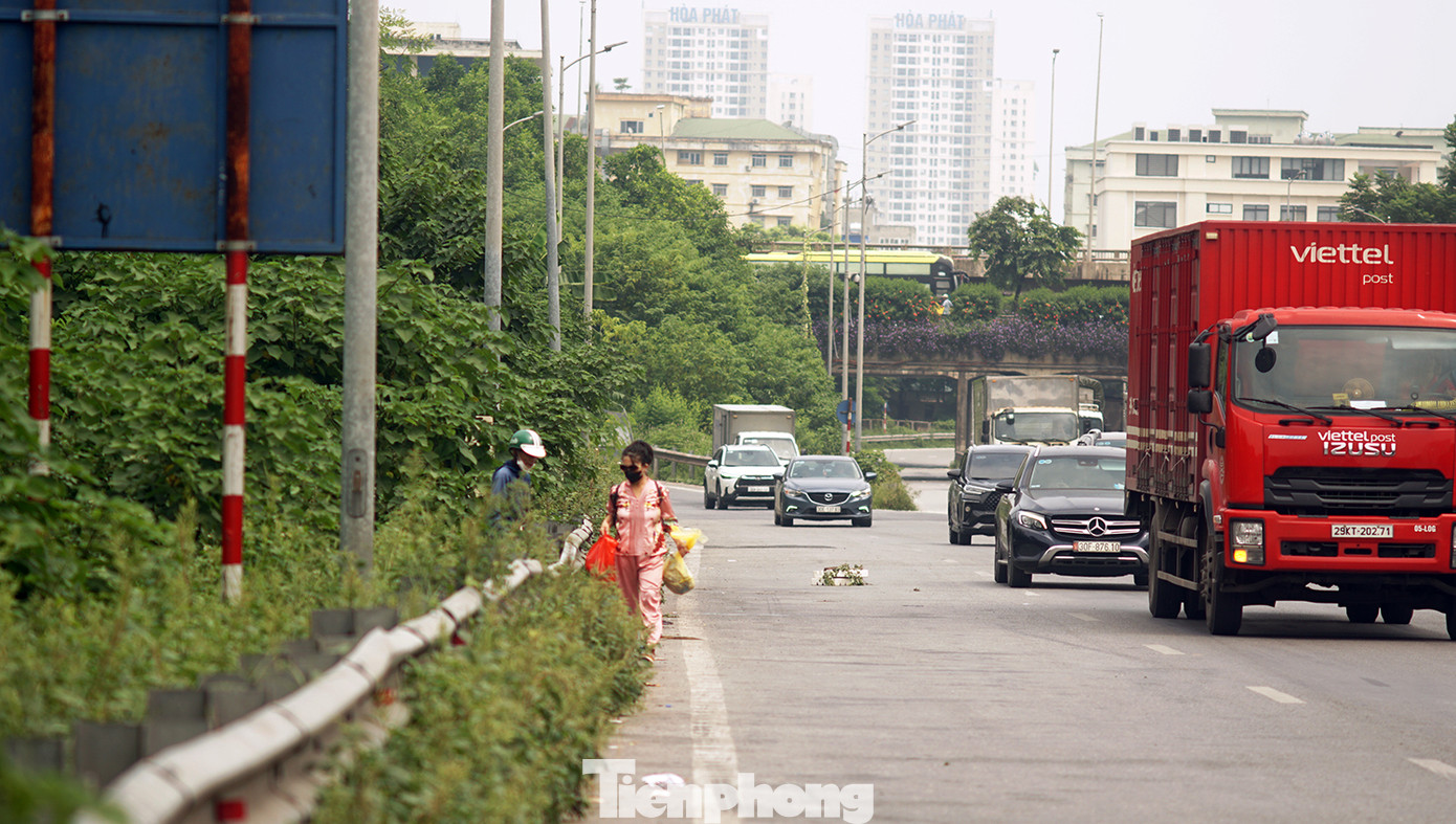 Trên khu vực lối vào cao tốc Pháp Vân - Cầu Giẽ, một số xe ô tô tự ý dừng xe cho người khác xuống và đi bộ trên cao tốc.