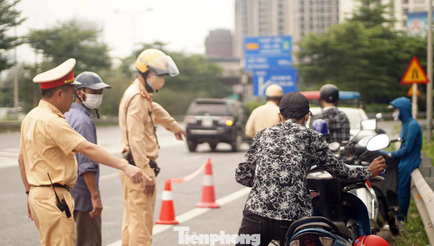 Tại khu vực lối vào cao tốc pháp Vân - Cầu Giẽ tổ công tác CSGT phát hiện nhiều trường hợp vi phạm.