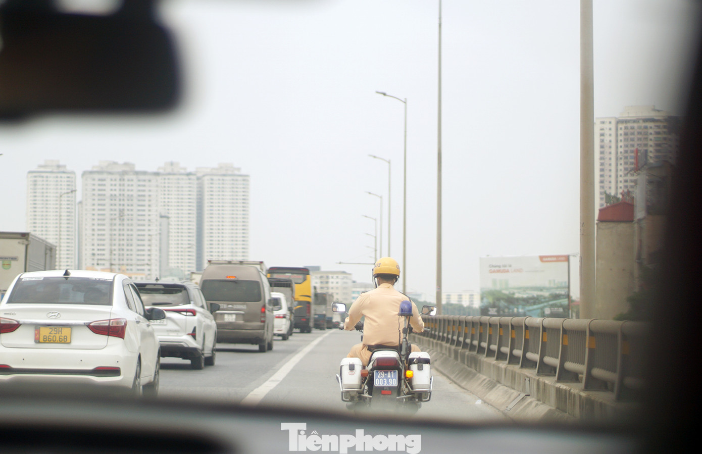 Cùng thời điểm, tổ công tác tuần tra trên tuyến đường Vành đai 3 trên cao.