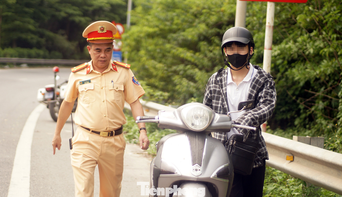 Quá trình làm nhiệm vụ, tổ công tác đã phát hiện, dừng nhiều phương tiện xe máy đi vào khu vực lối vào đầu cao tốc Pháp Vân - Cầu Giẽ.