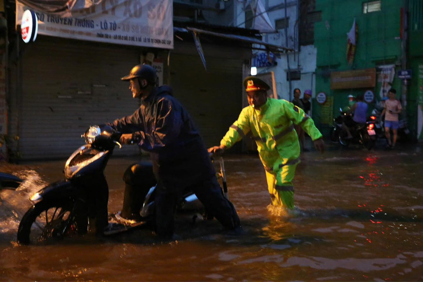 Nhiều tuyến đường trên địa bàn quận Hà Đông ngập sâu, nhiều cán bộ, chiến sĩ Đội Cảnh sát giao thông trật tự, Công an quận Hà Đông phối hợp cùng Công an phường Phúc La đã triển khai nhiệm vụ tại đường Phùng Hưng, làm “cọc tiêu sống” để phân luồng, hướng dẫn các phương tiện qua lại, nhất là phương tiện xe máy nhằm đảm bảo an toàn, giao thông thông suốt.