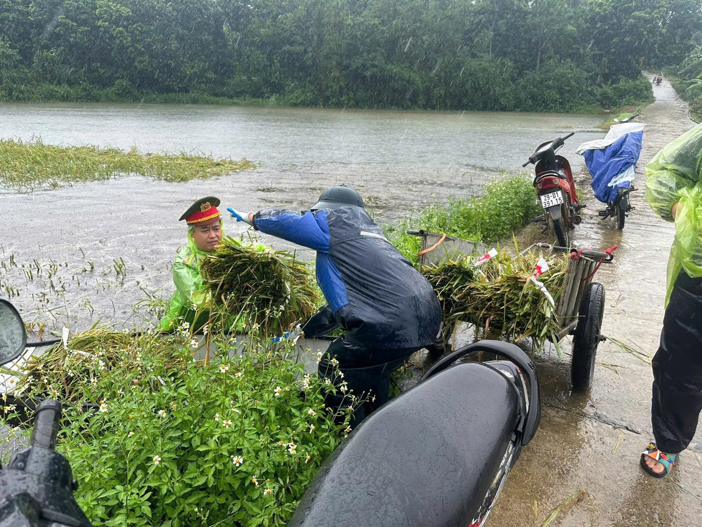 Trước diễn biến lũ trên các sông, hồ thủy lợi ngày càng dâng cao, tiếp tục có mưa lớn, Công an thị xã Sơn Tây đã huy động lực lượng, phương tiện phối hợp cùng các đơn vị liên quan tuyên truyền, vận động và hỗ trợ nhân dân ở các vùng có nguy cơ ảnh hưởng do nước lũ, bị ngập úng di dời tài sản, thu hoạch hoa màu đảm bảo an toàn.