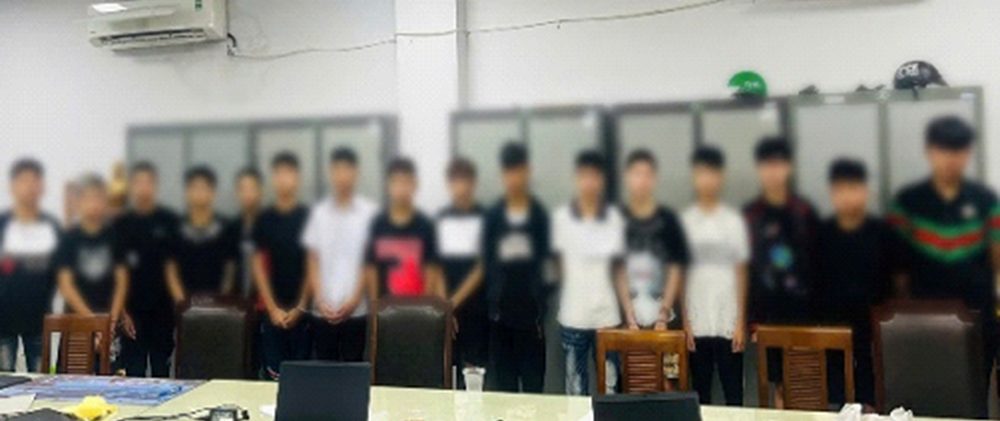 Nhóm thanh thiếu niên bị bắt giữ. Nhóm thanh thiếu niên bị bắt giữ.