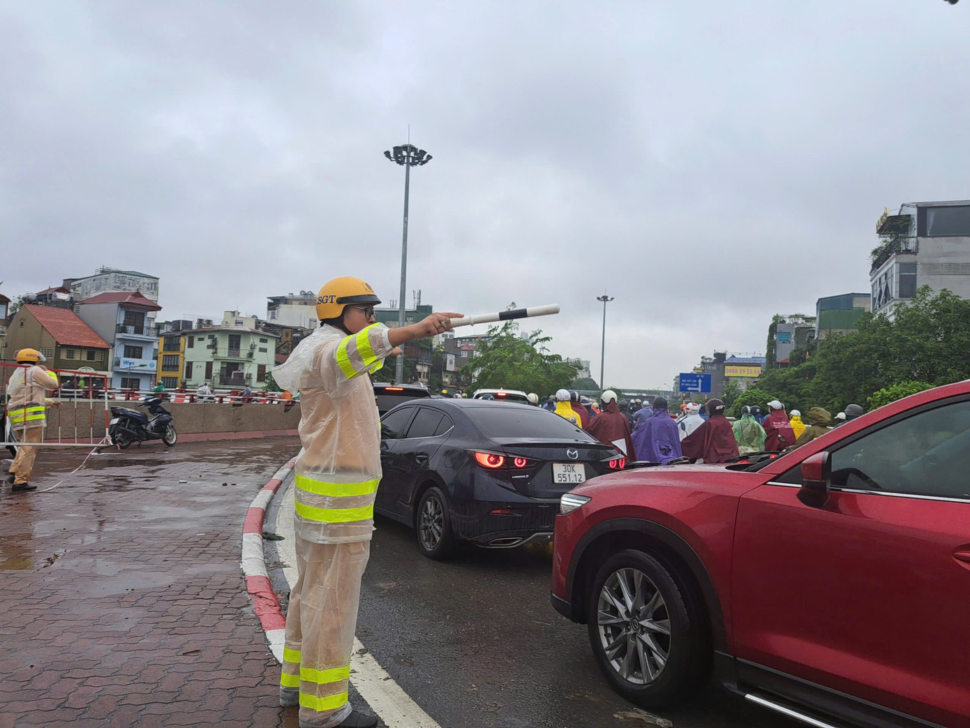 Cán bộ, chiến sĩ Đội CSGT đường bộ số 1 làm nhiệm vụ phân luồng giao thông trên cầu.