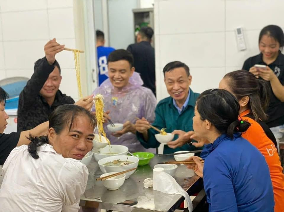 Hình ảnh xúc động được ghi lại vào chiều tối 7/9 tại trụ sở Công an phường Mễ Trì.