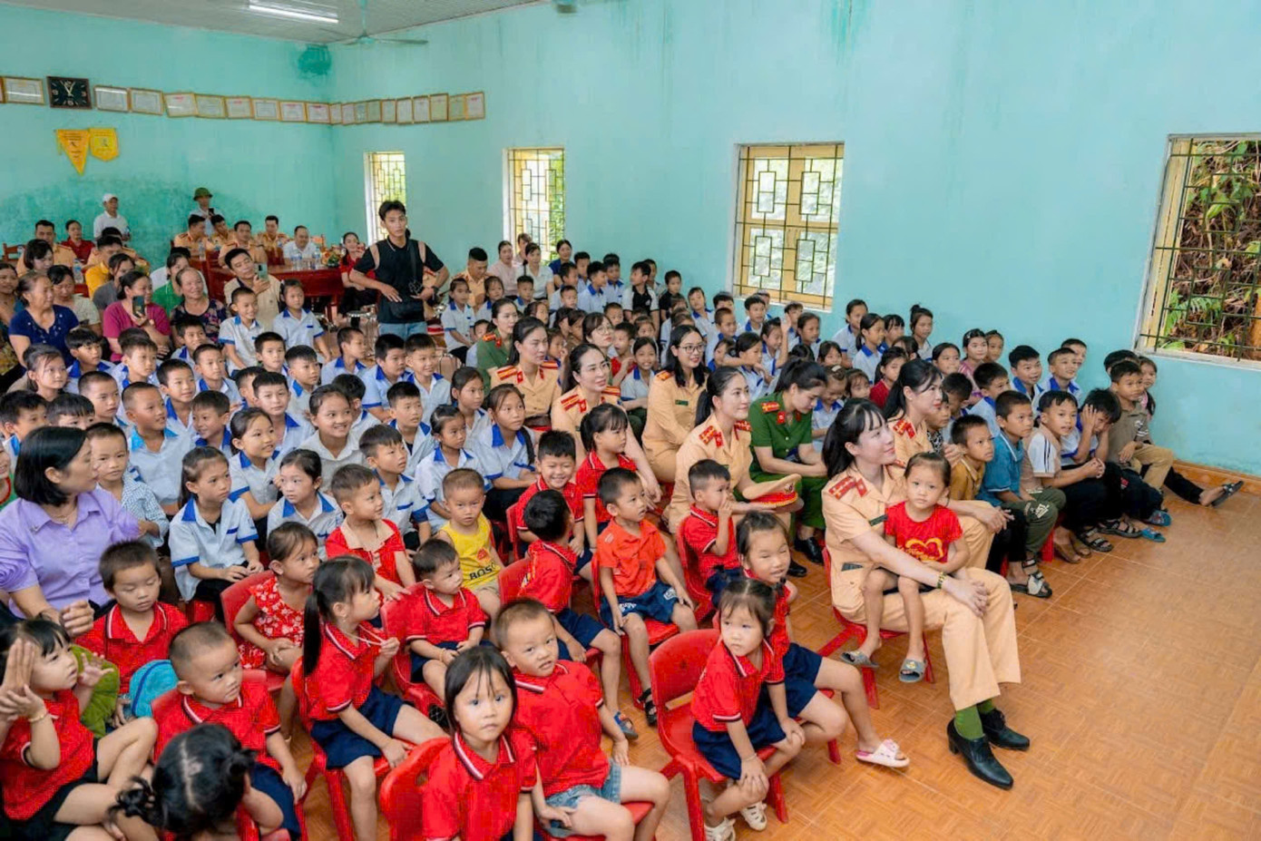 Rất đông các em học sinh tham dự chương trình "Mùa trăng cho em - Mùa thương cho mọi nhà", tại trường tiểu học Chiêu Yên.