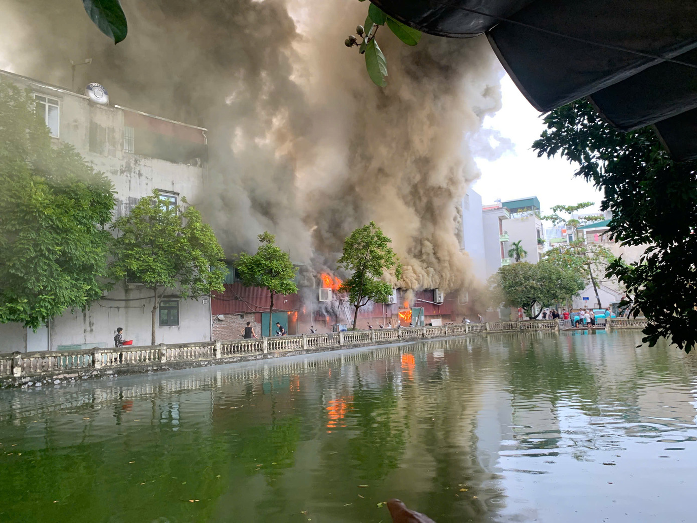 Lửa bùng lên dữ dội tại xưởng in giấy.