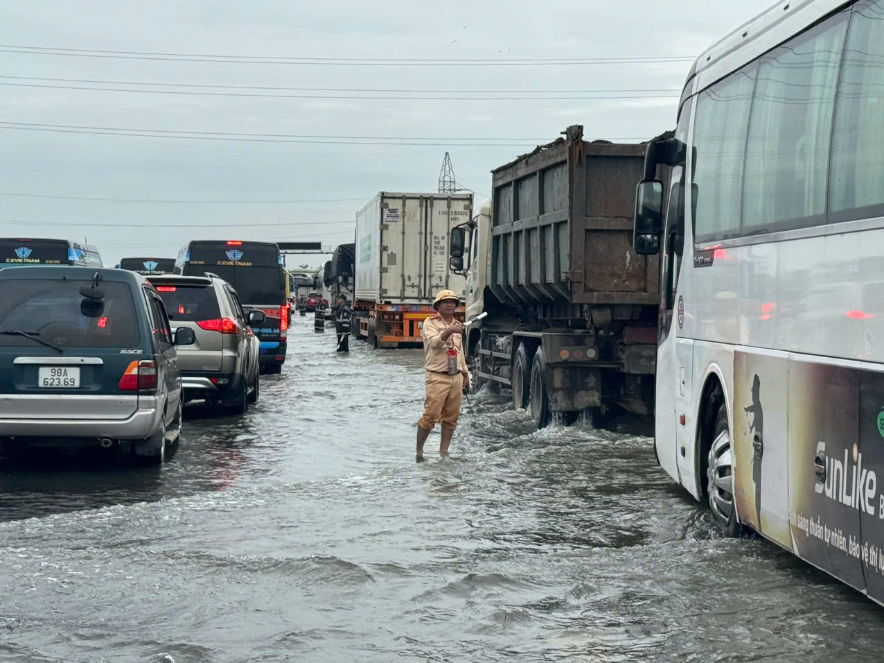 CSGT phân luồng tại đoạn đường ngập trên cao tốc Pháp Vân - Cầu Giẽ. CSGT phân luồng tại đoạn đường ngập trên cao tốc Pháp Vân - Cầu Giẽ.