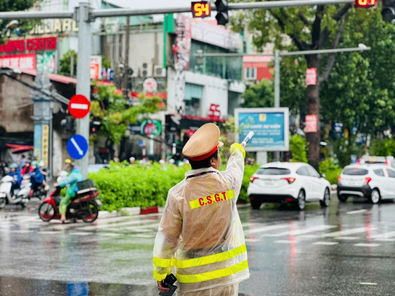 Cán bộ Đội CSGT đường bộ số 3 làm nhiệm vụ tại khu vực nút giao Láng Hạ - La Thành.