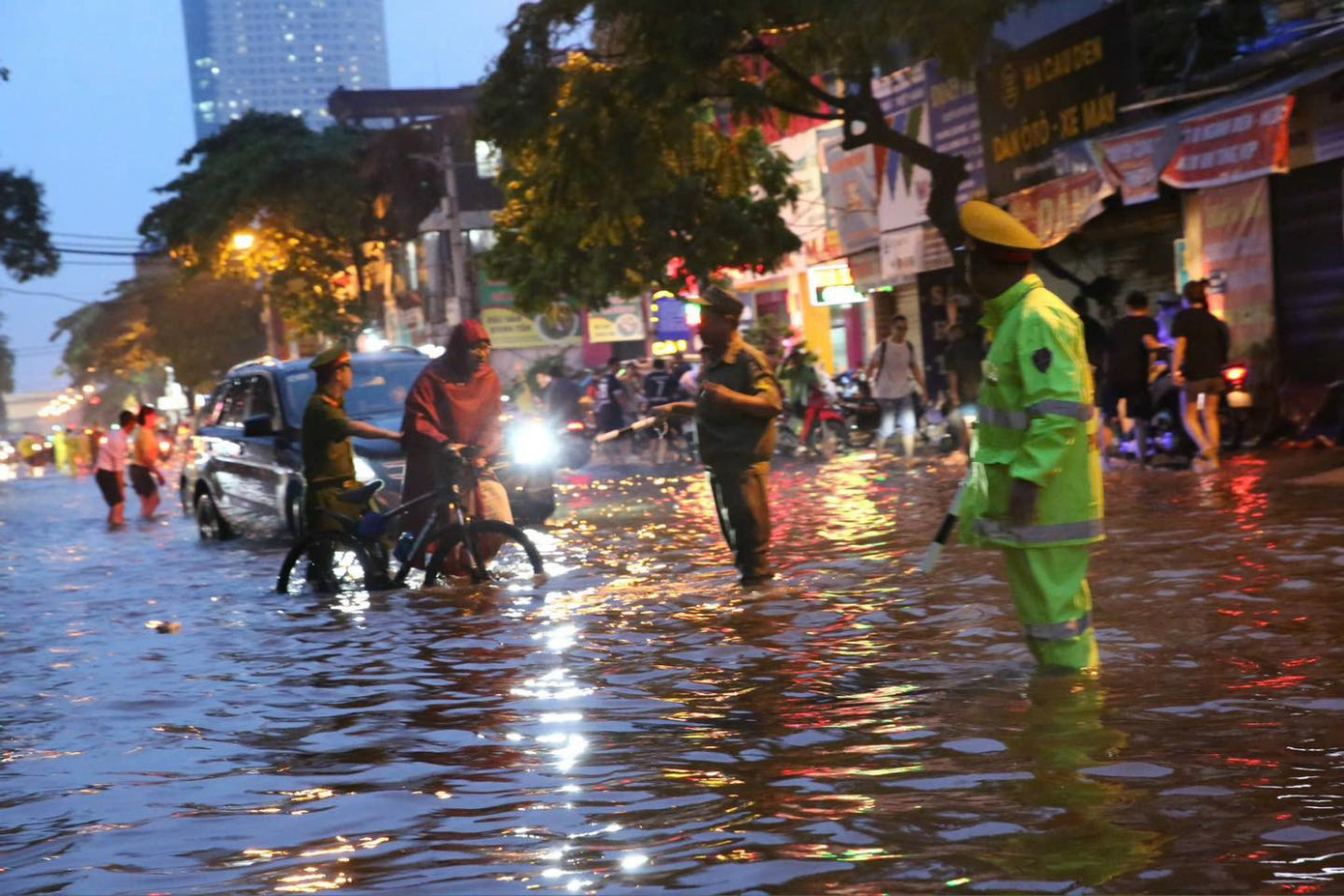 Nhiều tuyến đường trên địa bàn quận Hà Đông ngập sâu, nhiều cán bộ, chiến sĩ Đội Cảnh sát giao thông trật tự, Công an quận Hà Đông phối hợp cùng Công an phường Phúc La đã triển khai nhiệm vụ tại đường Phùng Hưng, làm “cọc tiêu sống” để phân luồng, hướng dẫn các phương tiện qua lại, nhất là phương tiện xe máy nhằm đảm bảo an toàn, giao thông thông suốt.