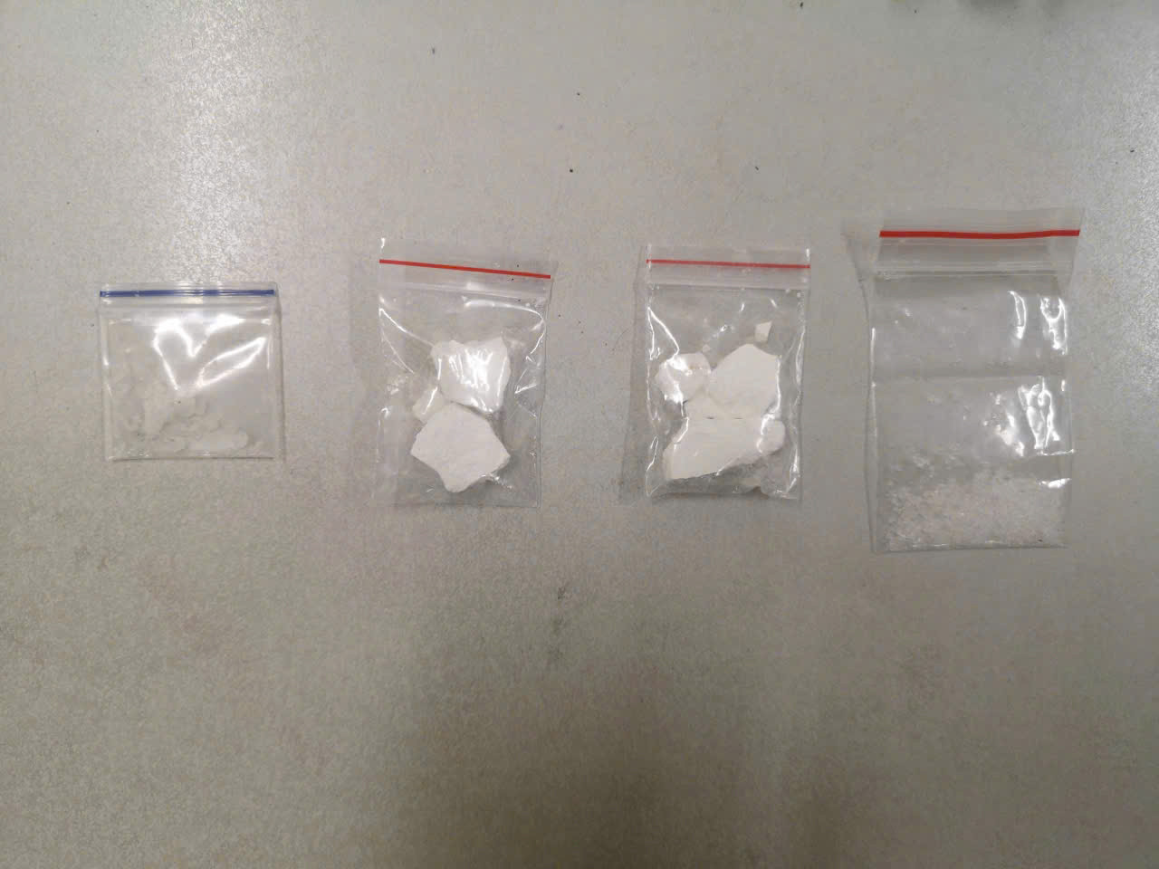 Tổ công tác Y8/141 thu giữ tinh thể nghi ma túy. Tổ công tác Y8/141 thu giữ tinh thể nghi ma túy.