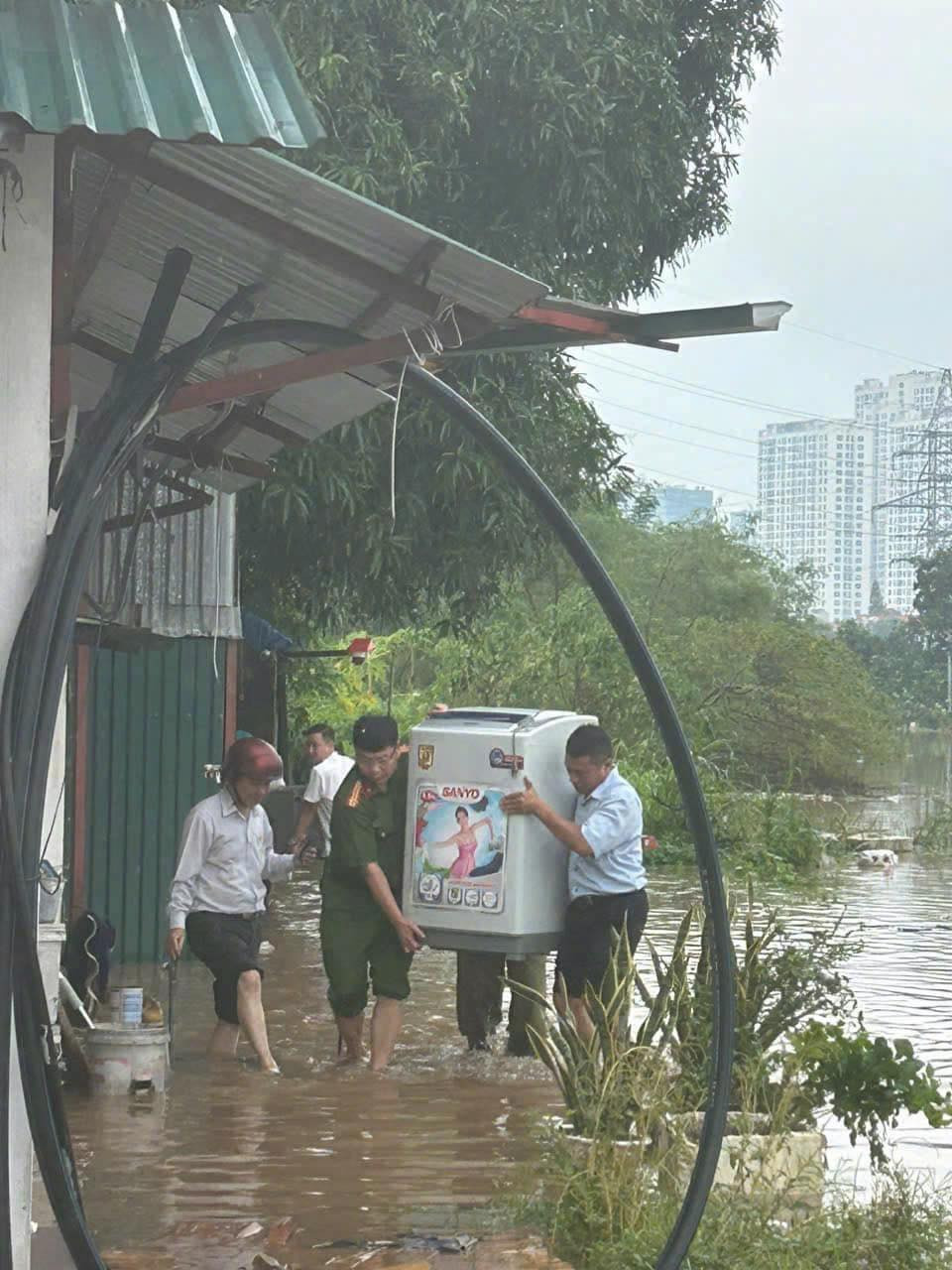 Công an quận Bắc Từ Liêm triển khai các biện pháp phòng, chống lụt bão trên địa bàn dọc tuyến sông Hồng, túc trực 24/24h sẵn sàng ứng phó, xử lý các tình huống khẩn cấp. Cán bộ, chiến sĩ đã chủ động giúp đỡ các hộ dân di dời tài sản, gia súc, gia cầm và các đồ dùng sinh hoạt trong gia đình đến các vị trí an toàn để nhân dân yên tâm thực hiện phòng chống bão lũ.