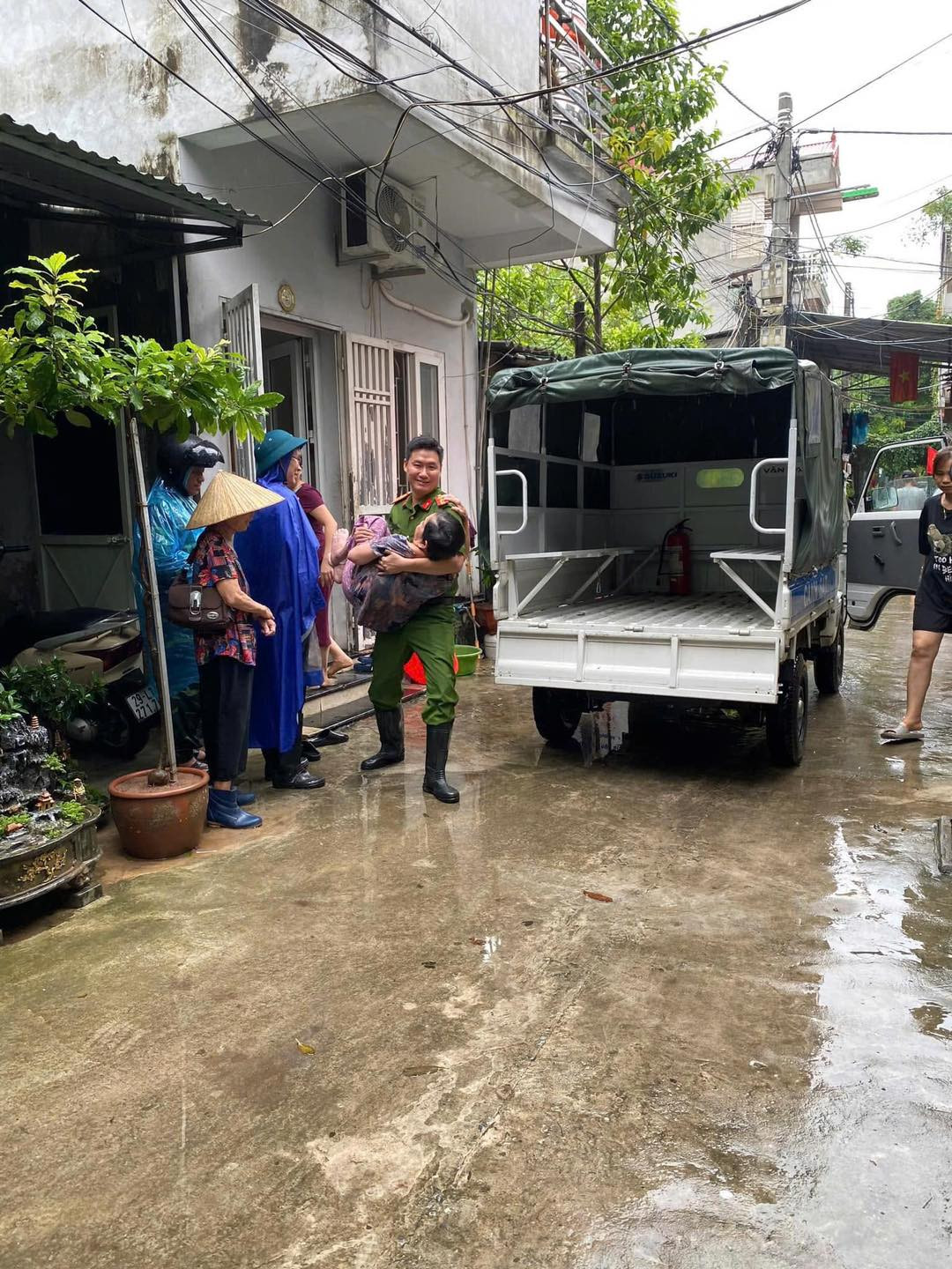 Công an quận Bắc Từ Liêm triển khai các biện pháp phòng, chống lụt bão trên địa bàn dọc tuyến sông Hồng, túc trực 24/24h sẵn sàng ứng phó, xử lý các tình huống khẩn cấp. Cán bộ, chiến sĩ đã chủ động giúp đỡ các hộ dân di dời tài sản, gia súc, gia cầm và các đồ dùng sinh hoạt trong gia đình đến các vị trí an toàn để nhân dân yên tâm thực hiện phòng chống bão lũ.