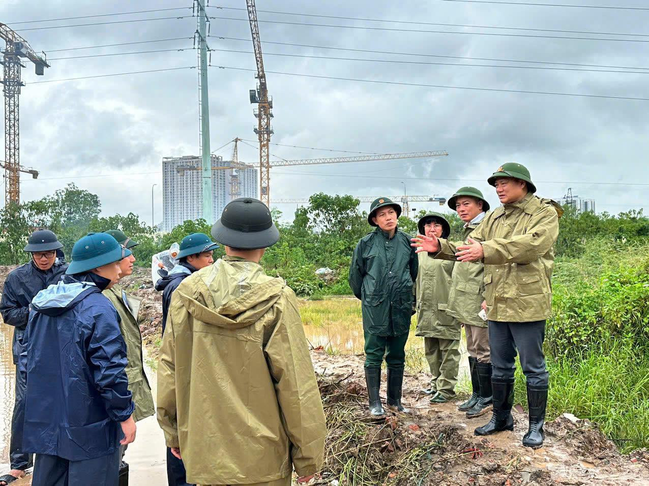 Nước sông Nhuệ dâng cao vừa bằng mực nước báo động 3. Một số điểm đã tràn vào nhà dân dọc bờ sông Nhuệ thuộc địa bàn phường Trung Văn, Tây Mỗ, Cầu Diễn, Phương Canh, Xuân Phương… gây nguy hiểm đến người, công trình và tài sản của nhân dân. Trước tình hình đó, Công an quận Nam Từ Liêm đã cùng với chính quyền địa phương đã sơ tán dân đến các địa điểm an toàn.