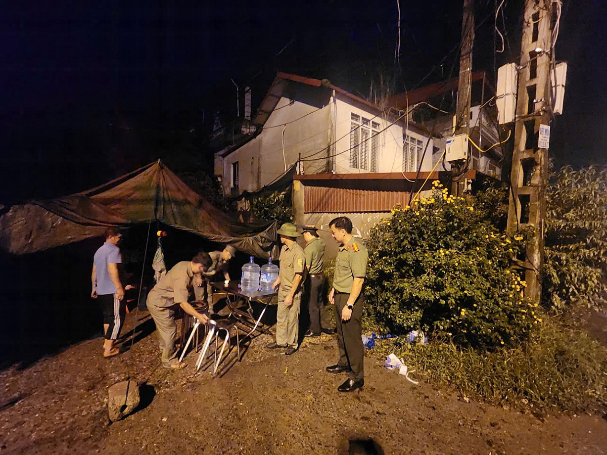 Công an quận Bắc Từ Liêm phối hợp với các lực lượng thành lập 14 chốt cửa khẩu kiểm soát người dân không đi vào khu vực nguy hiểm.