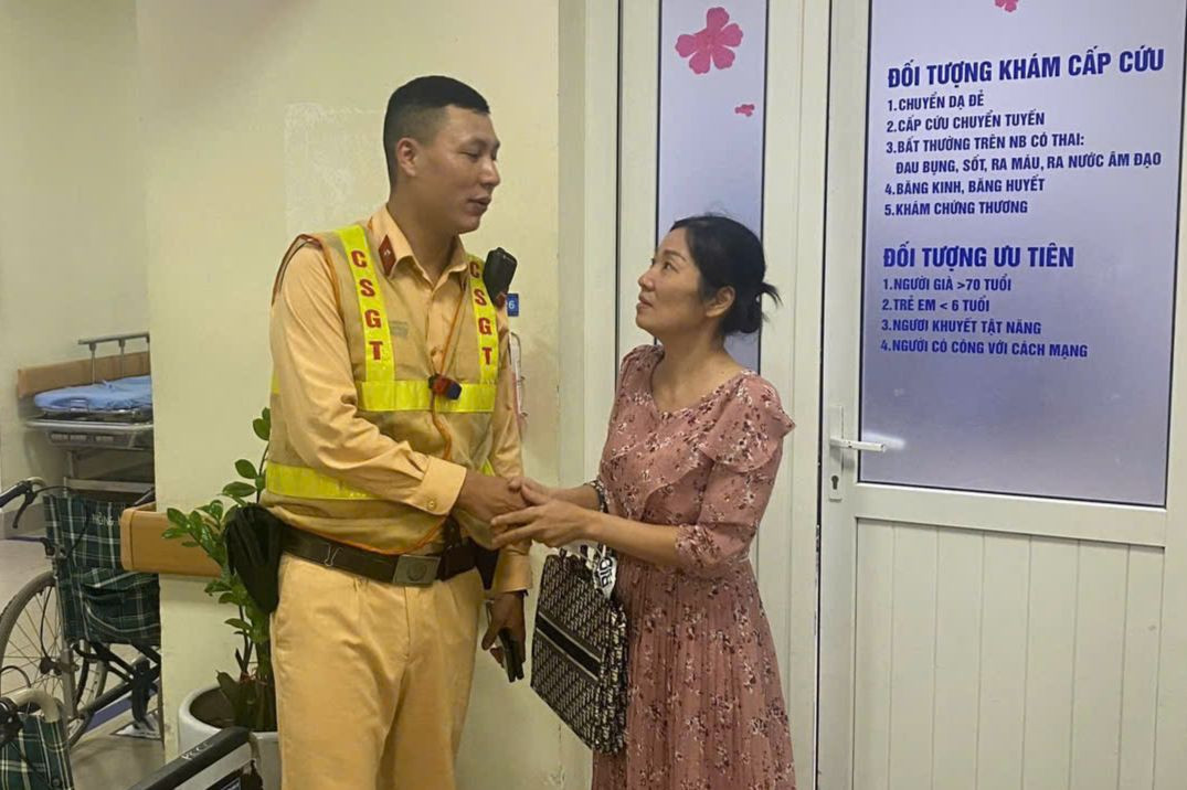 Người thân sản phụ cảm ơn sự giúp đỡ kịp thời của tổ công tác.