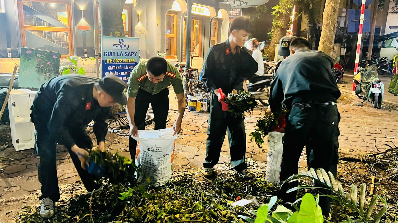 Cán bộ, chiến sĩ dọn dẹp cây xanh gãy đổ sau cơn bão.