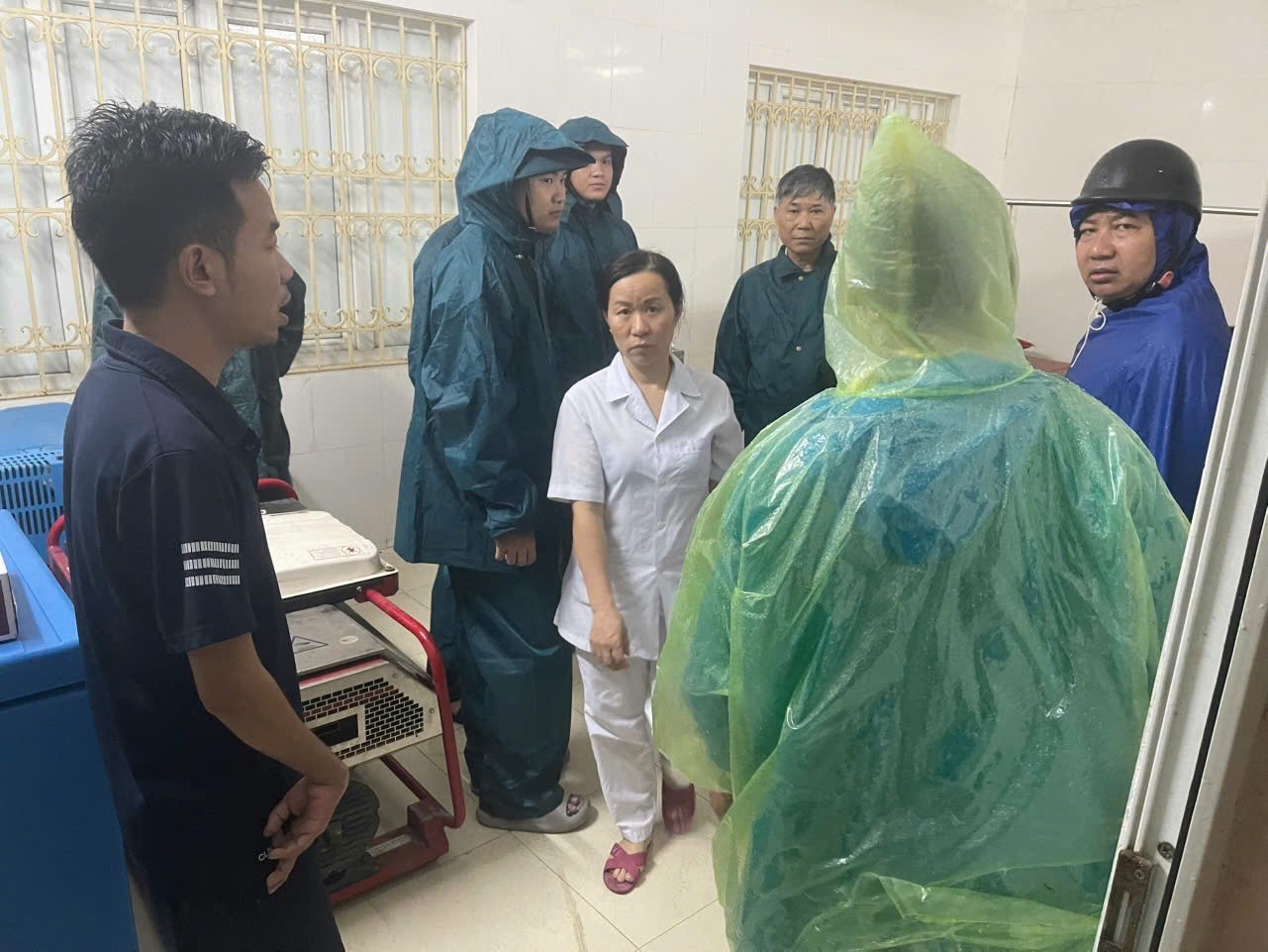 Công an phường Xuân Phương (Nam Từ Liêm, Hà Nội) phối hợp cùng các ban ngành, đoàn thể UBND phường hỗ trợ đưa người dân có hoàn cảnh khó khăn (gia đình có người bị bệnh thần kinh, nhà ở có nguy cơ sập) đến nơi an toàn.