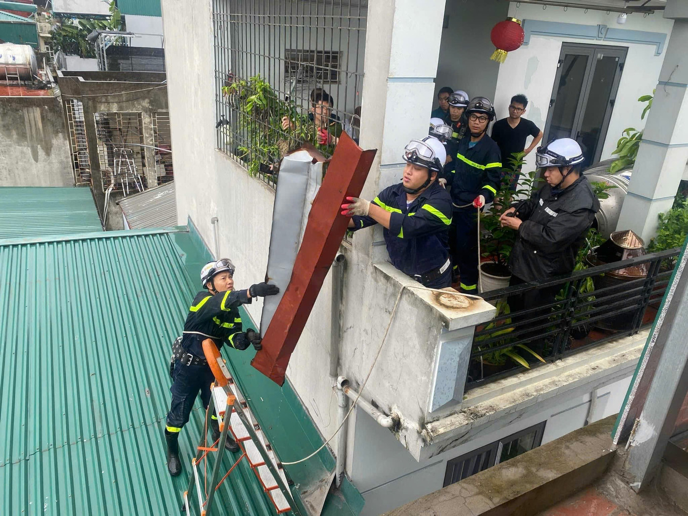 Để ứng phó với siêu bão số 3 (bão YAGI), Công an quận Ba Đình (Hà Nội) đã huy động lực lượng trực chiến, ứng trực 100% quân số cùng phương tiện, công cụ sẵn sàng ứng phó, hỗ trợ người dân trên địa bàn.