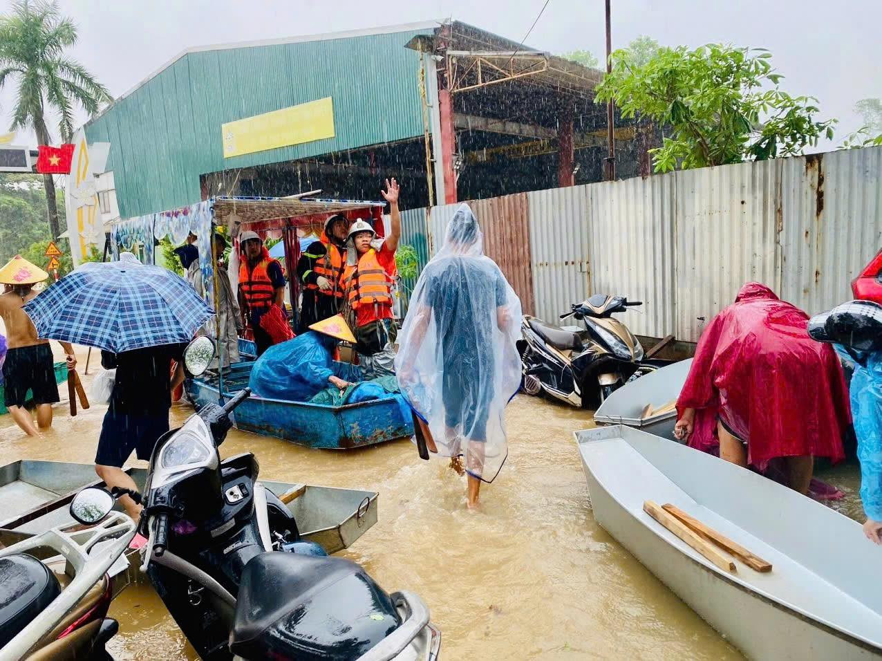 Công an huyện Thanh Trì kịp thời huy động cán bộ, chiến sĩ, phương tiện phối hợp với các lực lượng tổ chức cứu nạn, cứu hộ và hỗ trợ di chuyển người, tài sản của người dân bị ngập lụt các xã Duyên Hà, Vạn Phúc, Yên Mỹ đến nơi tránh trú an toàn.