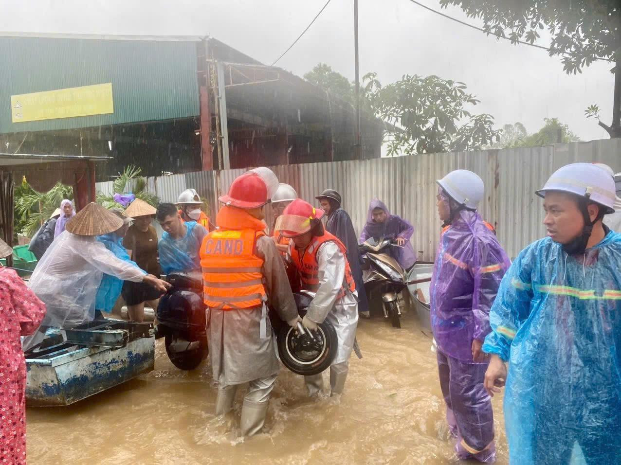 Công an huyện Thanh Trì kịp thời huy động cán bộ, chiến sĩ, phương tiện phối hợp với các lực lượng tổ chức cứu nạn, cứu hộ và hỗ trợ di chuyển người, tài sản của người dân bị ngập lụt các xã Duyên Hà, Vạn Phúc, Yên Mỹ đến nơi tránh trú an toàn.