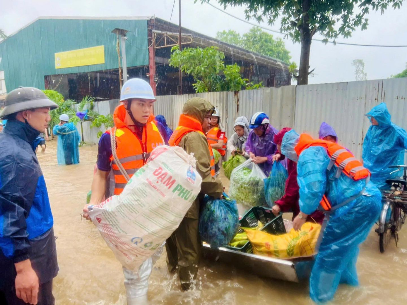 Công an huyện Thanh Trì kịp thời huy động cán bộ, chiến sĩ, phương tiện phối hợp với các lực lượng tổ chức cứu nạn, cứu hộ và hỗ trợ di chuyển người, tài sản của người dân bị ngập lụt các xã Duyên Hà, Vạn Phúc, Yên Mỹ đến nơi tránh trú an toàn.