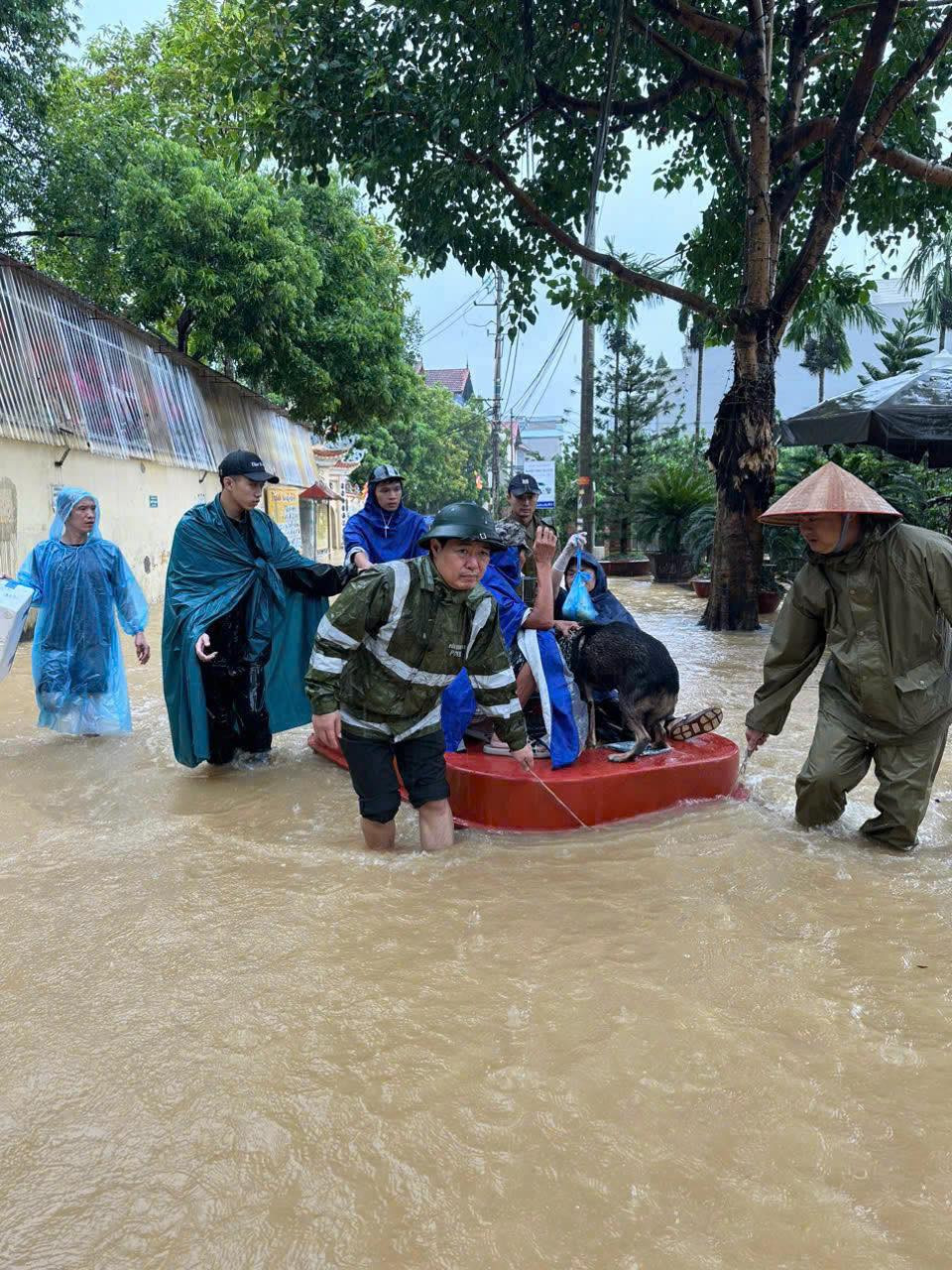 Công an huyện Gia Lâm huy động hơn 200 cán bộ, chiến sĩ tăng cường xuống các xã bị ngập, lụt vận động người dân đang sinh sống tại những nơi không đảm bảo an toàn di dời đến những nơi được chính quyền địa phương bố trí; giúp đỡ người dân di chuyển đồ đạc, vật nuôi khỏi vị trí ngập lụt, đồng thời đưa người dân (người già và trẻ nhỏ) đến khu vực an toàn; phối hợp với các ban, ngành trên địa bàn tổ chức vận chuyển, sử dụng các bao tải cát đắp, be bờ khu vực nước sông xâm lấn.