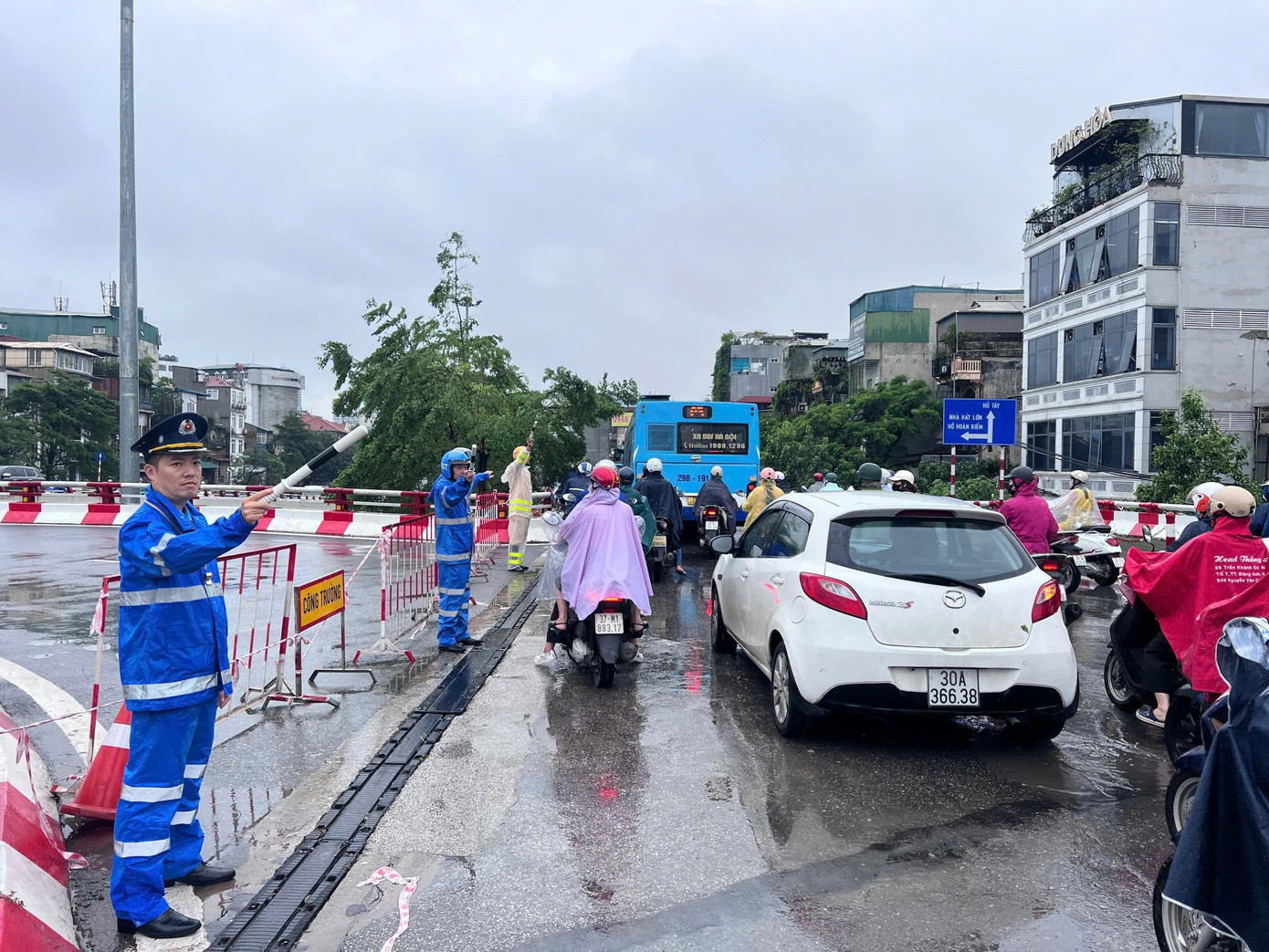 Lực lượng CSGT phối hợp với TTGT phân luồng, điều tiết phương tiện qua cầu Chương Dương.