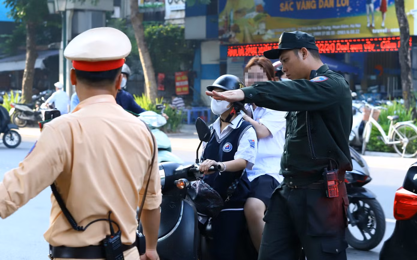 Các tổ công tác đặc biệt Công an TP Hà Nội làm nhiệm vụ kiểm tra, nhắc nhở và xử lý vi phạm liên quan đến mũ bảo hiểm.