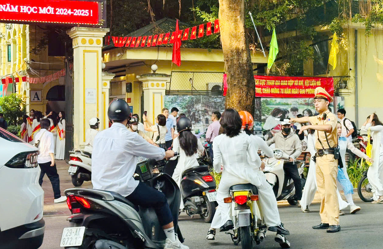 Tại các cổng trường như: Trường PTTH Việt Đức, Trần Phú, Chu Văn An… luôn có lực lượng CSGT túc trực phân luồng phương tiện giao thông. Tại các cổng trường như: Trường PTTH Việt Đức, Trần Phú, Chu Văn An… luôn có lực lượng CSGT túc trực phân luồng phương tiện giao thông.