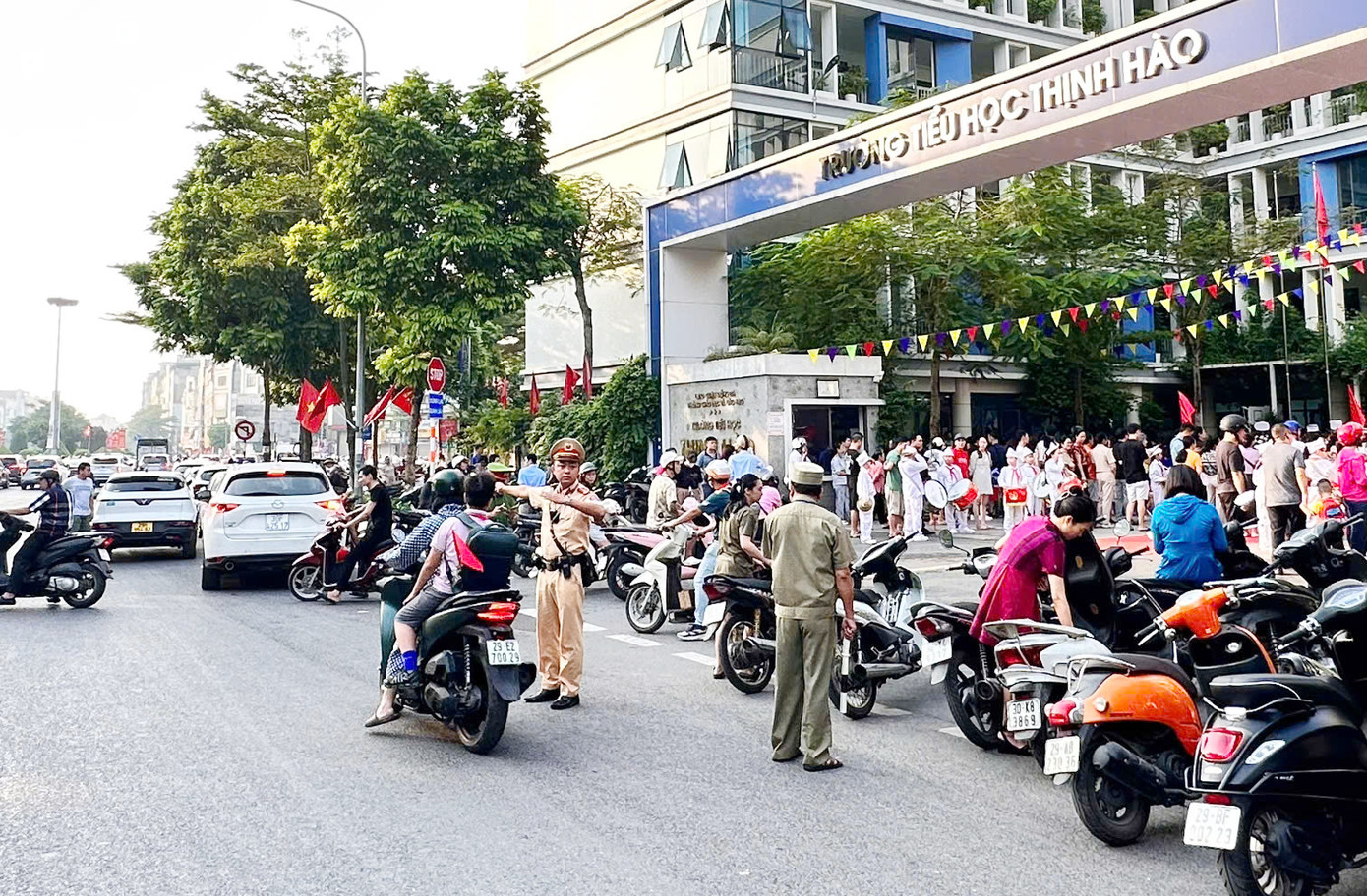 Hôm nay, hơn 23 triệu học sinh trên cả nước khai giảng năm học mới. Do đó, ngay từ sáng sớm, lực lượng CSGT Công an TP Hà Nội có mặt tại khu vực cổng trường học, nút giao thông làm nhiệm vụ phân luồng giao thông, bảo đảm an ninh trật tự trong ngày khai giảng năm học mới. Hôm nay, hơn 23 triệu học sinh trên cả nước khai giảng năm học mới. Do đó, ngay từ sáng sớm, lực lượng CSGT Công an TP Hà Nội có mặt tại khu vực cổng trường học, nút giao thông làm nhiệm vụ phân luồng giao thông, bảo đảm an ninh trật tự trong ngày khai giảng năm học mới.