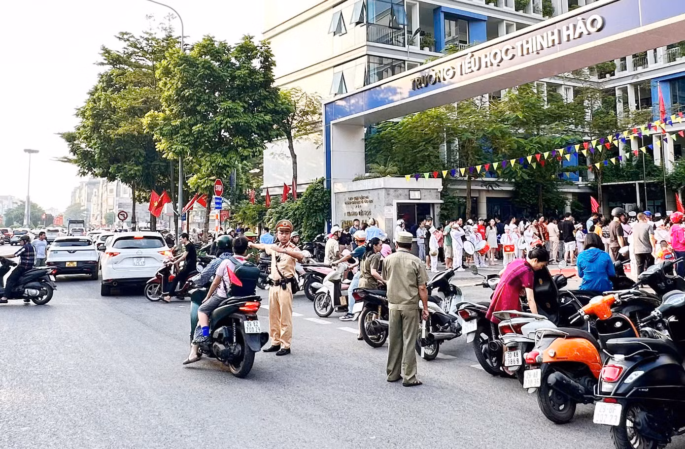 Hôm nay, hơn 23 triệu học sinh trên cả nước khai giảng năm học mới. Do đó, ngay từ sáng sớm, lực lượng CSGT Công an TP Hà Nội có mặt tại khu vực cổng trường học, nút giao thông làm nhiệm vụ phân luồng giao thông, bảo đảm an ninh trật tự trong ngày khai giảng năm học mới.