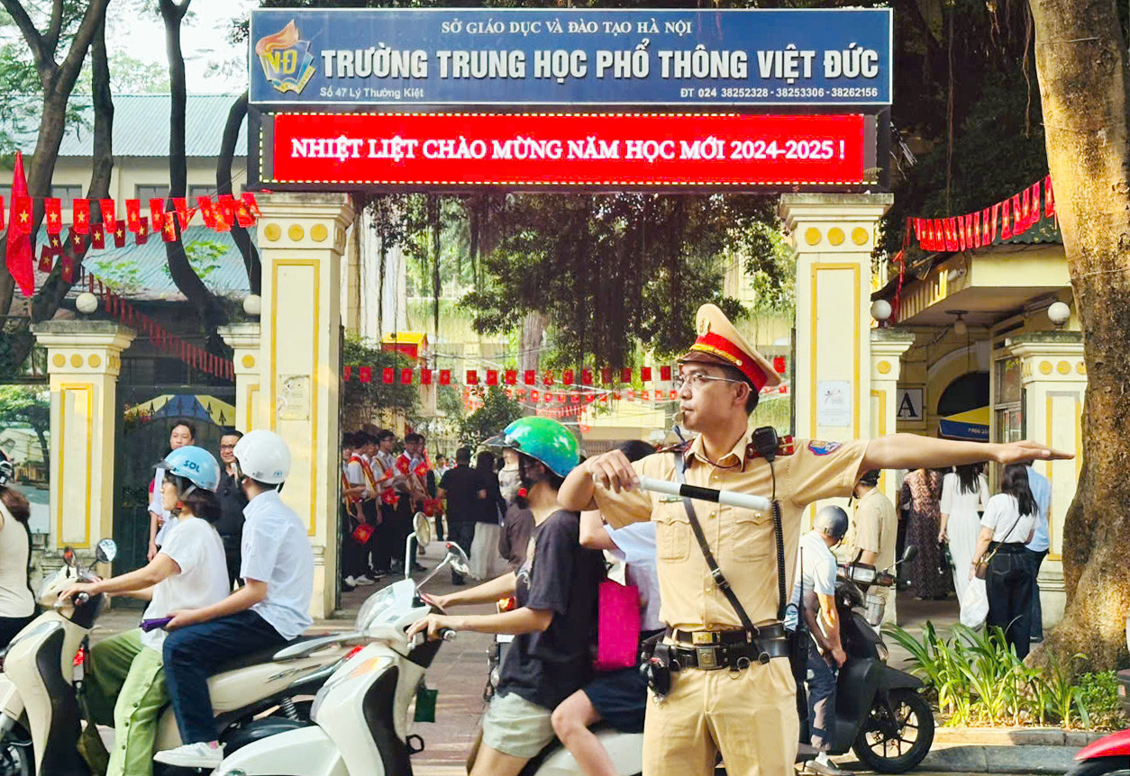 Theo Phòng CSGT Công an TP Hà Nội, bước vào năm học mới của học sinh, sinh viên, dự báo lưu lượng giao thông sẽ tăng cao, tiềm ẩn nguy cơ xảy ra tai nạn giao thông và ùn tắc giao thông trên địa bàn thành phố. Theo Phòng CSGT Công an TP Hà Nội, bước vào năm học mới của học sinh, sinh viên, dự báo lưu lượng giao thông sẽ tăng cao, tiềm ẩn nguy cơ xảy ra tai nạn giao thông và ùn tắc giao thông trên địa bàn thành phố.