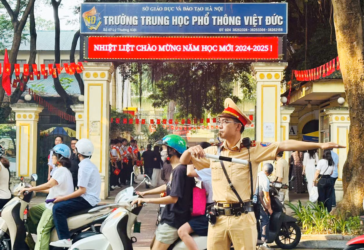 Theo Phòng CSGT Công an TP Hà Nội, bước vào năm học mới của học sinh, sinh viên, dự báo lưu lượng giao thông sẽ tăng cao, tiềm ẩn nguy cơ xảy ra tai nạn giao thông và ùn tắc giao thông trên địa bàn thành phố.