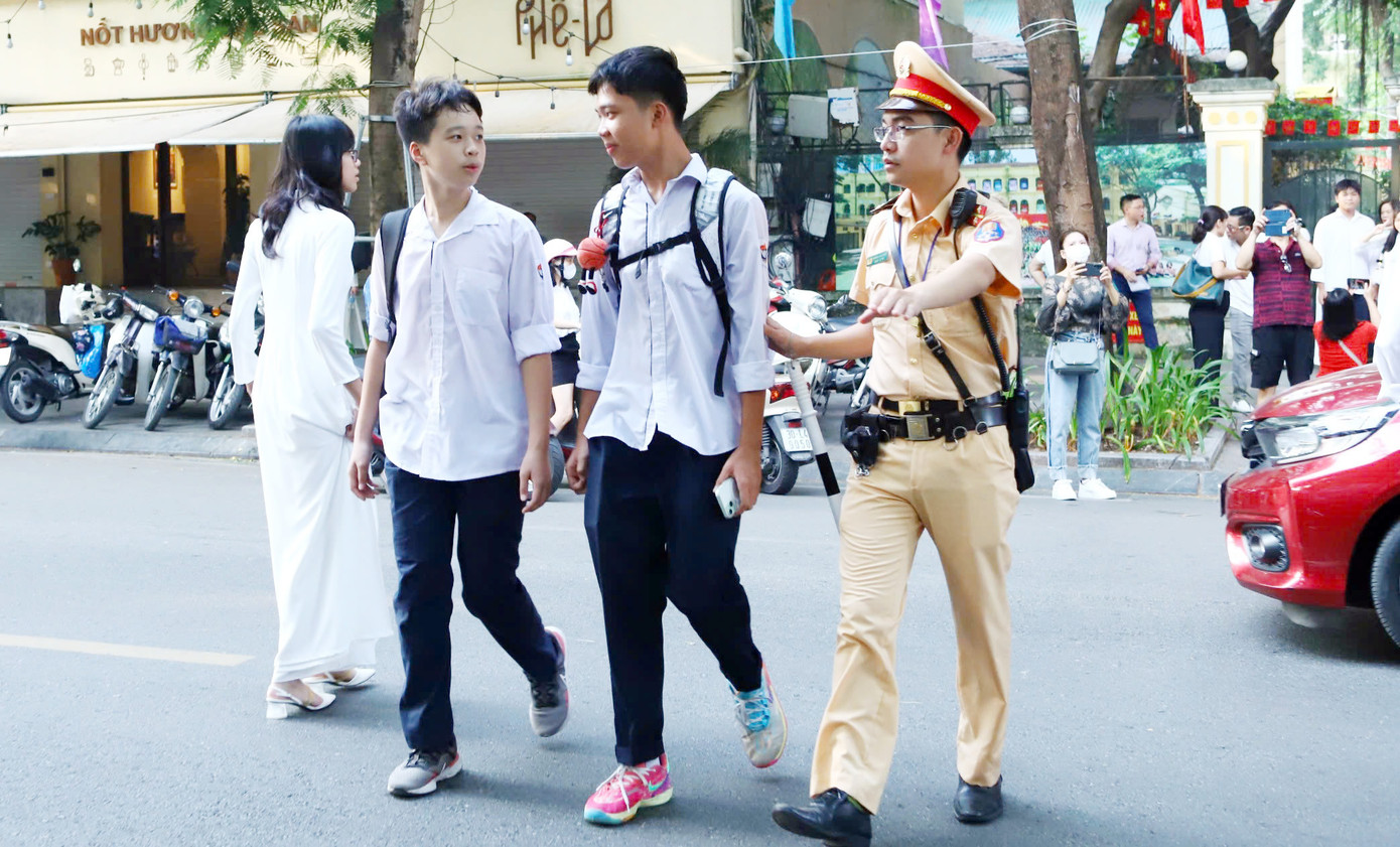 Bên cạnh đó, lực lượng CSGT hỗ trợ các em học sinh di chuyển trên đường được an toàn, thuận lợi. Bên cạnh đó, lực lượng CSGT hỗ trợ các em học sinh di chuyển trên đường được an toàn, thuận lợi.