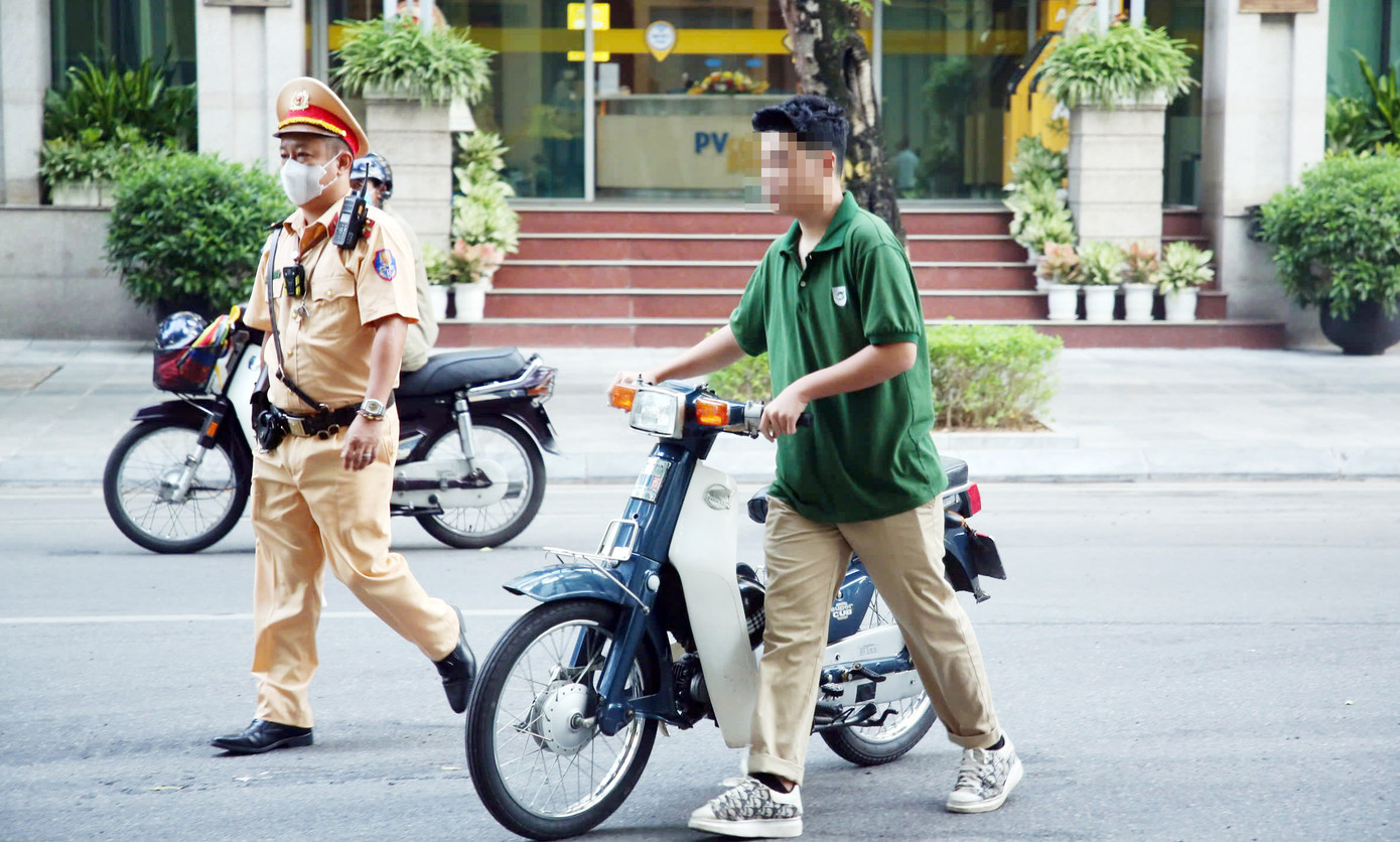 Song song với việc đảm bảo trật tự an toàn giao thông, 10 Tổ công tác đặc biệt của Công an TP Hà Nội tập trung xử lý các hành vi vi phạm có nguy cơ gây tai nạn cho học sinh, như: không đội mũ bảo hiểm; chở quá số người quy định; không chấp hành hiệu lệnh của đèn tín hiệu giao thông; sử dụng ô (dù), điện thoại di động, thiết bị âm thanh khi điều khiển xe; chạy dàn hàng ngang; đi ngược chiều của đường một chiều; bấm còi, rú ga; điều khiển xe chạy bằng một bánh đối với xe hai bánh; sử dụng chân chống hoặc vật khác quệt xuống đường khi xe đang chạy; lạng lách, đánh võng; tụ tập gây rối trật tự công cộng, có dấu hiệu đua xe trái phép; giao phương tiện cho người chưa đủ điều kiện để điều khiển; vi phạm quy định về hành lang an toàn giao thông đường sắt, không chấp hành tín hiệu đèn ở đường ngang có lắp đặt đèn cảnh báo... Song song với việc đảm bảo trật tự an toàn giao thông, 10 Tổ công tác đặc biệt của Công an TP Hà Nội tập trung xử lý các hành vi vi phạm có nguy cơ gây tai nạn cho học sinh, như: không đội mũ bảo hiểm; chở quá số người quy định; không chấp hành hiệu lệnh của đèn tín hiệu giao thông; sử dụng ô (dù), điện thoại di động, thiết bị âm thanh khi điều khiển xe; chạy dàn hàng ngang; đi ngược chiều của đường một chiều; bấm còi, rú ga; điều khiển xe chạy bằng một bánh đối với xe hai bánh; sử dụng chân chống hoặc vật khác quệt xuống đường khi xe đang chạy; lạng lách, đánh võng; tụ tập gây rối trật tự công cộng, có dấu hiệu đua xe trái phép; giao phương tiện cho người chưa đủ điều kiện để điều khiển; vi phạm quy định về hành lang an toàn giao thông đường sắt, không chấp hành tín hiệu đèn ở đường ngang có lắp đặt đèn cảnh báo...