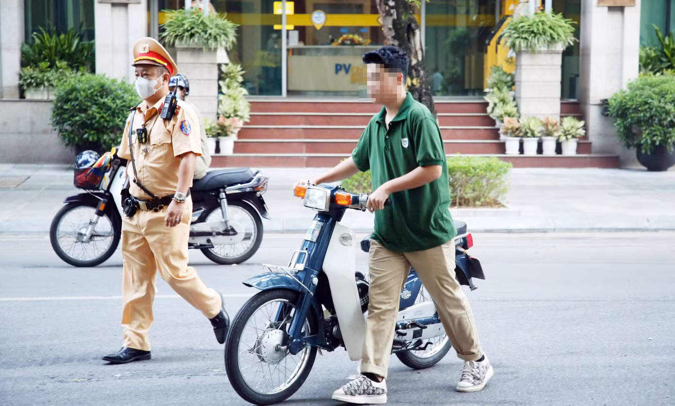 Song song với việc đảm bảo trật tự an toàn giao thông, 10 Tổ công tác đặc biệt của Công an TP Hà Nội tập trung xử lý các hành vi vi phạm có nguy cơ gây tai nạn cho học sinh, như: không đội mũ bảo hiểm; chở quá số người quy định; không chấp hành hiệu lệnh của đèn tín hiệu giao thông; sử dụng ô (dù), điện thoại di động, thiết bị âm thanh khi điều khiển xe; chạy dàn hàng ngang; đi ngược chiều của đường một chiều; bấm còi, rú ga; điều khiển xe chạy bằng một bánh đối với xe hai bánh; sử dụng chân chống hoặc vật khác quệt xuống đường khi xe đang chạy; lạng lách, đánh võng; tụ tập gây rối trật tự công cộng, có dấu hiệu đua xe trái phép; giao phương tiện cho người chưa đủ điều kiện để điều khiển; vi phạm quy định về hành lang an toàn giao thông đường sắt, không chấp hành tín hiệu đèn ở đường ngang có lắp đặt đèn cảnh báo...